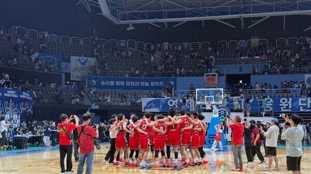 [2025 정기 고연전] ‘양종윤·문유현 쌍끌이’ 고려대, ‘1쿼터 11-0’ 연세대에 57-48로 승리