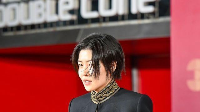 심은경, 레드카펫에 ‘맥퀸 무드’ 착—아이보리 러플부터 골드 엠브로이더리까지