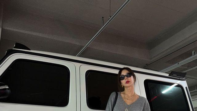 ‘패션 사업가’ 김준희, 네온빛 주차장에서 뽐낸 도회적 시티룩