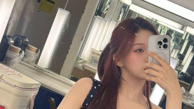 “막내 온 탑의 존재감” 엄지, 크롭탑과 레이어드 룩으로 완성한 자유분방한 무드
