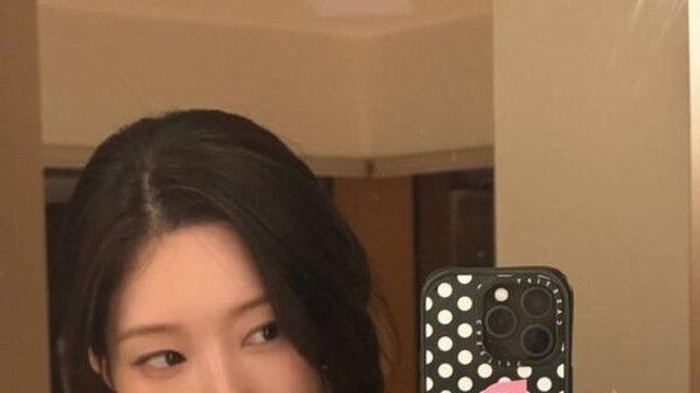 정채연, 시크함과 러블리함 오가는 반전 매력…근황 셀카 공개