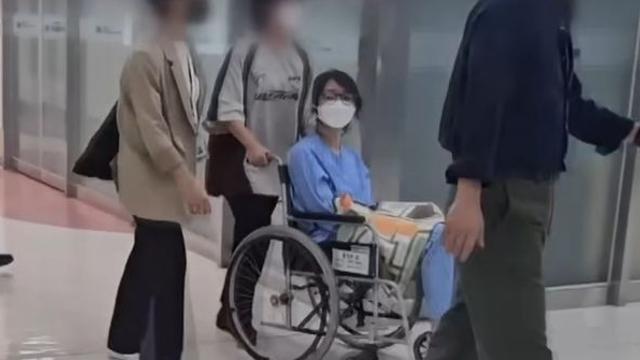 휠체어에 앉아 병원 찾은 김건희 여사…구속 후 첫 포착