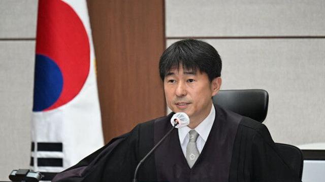 尹 '10회 연속' 재판 불출석…특검 