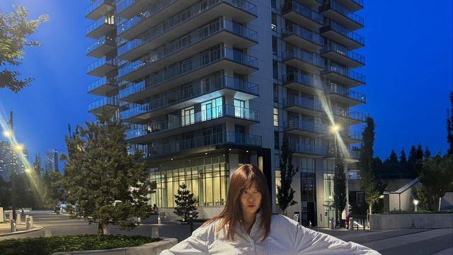43세의 세련된 청춘, 이영은의 오버핏 셔츠와 청바지의 쿨한 조화