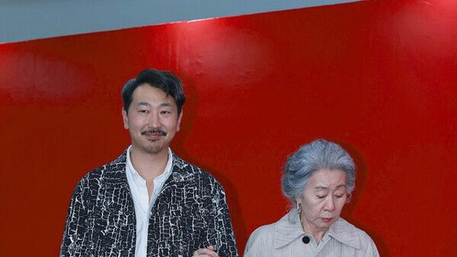 [NC포토] 앤드류 안 감독·윤여정, 팔짱 끼고 함께 입장 (제30회 부산국제영화제)