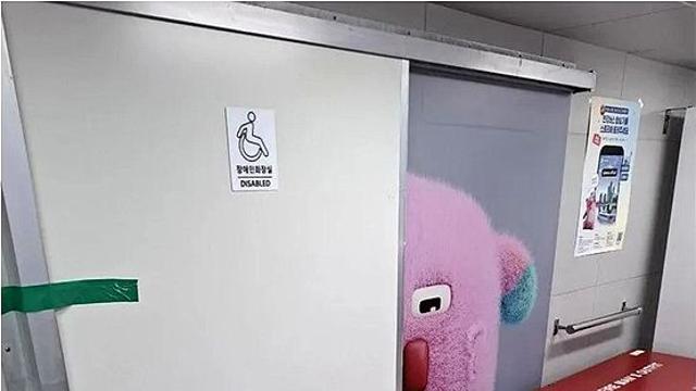 첫 운항부터 ‘오물 사태’? 서울시 한강버스 삐그덕