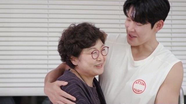 '마린보이' 박태환, 母 앞에선 애교쟁이