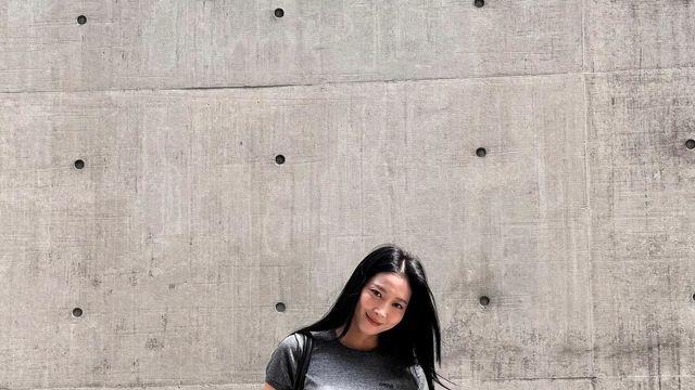 “각선미 빛낸 초미니” 오윤아, 회색 빛 사이로 피어난 우아한 실루엣