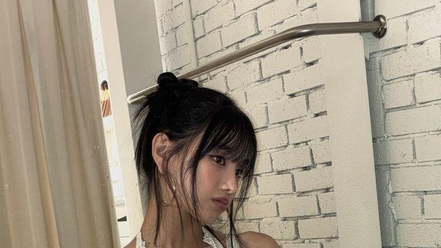 나띠, 레이스 톱과 카모 플레어로 완성한 믹스매치 무드