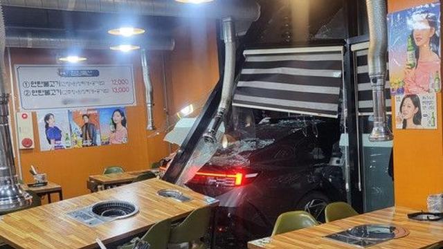 [속보] 평택서 만취 음주운전 차량, 음식점 내부로 돌진