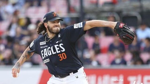 한화 '에이스' 폰세, 시즌 첫 패전 위기…KT전 5이닝 4실점