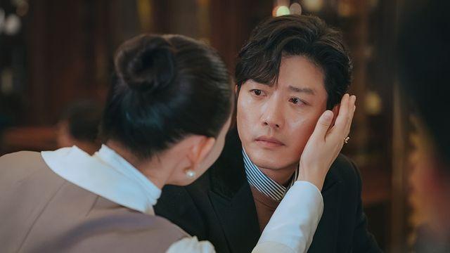 박희순 옴므파탈 매력 폭발…‘빌런’ 김선영과 묘한 분위기 (컨피던스맨 KR)
