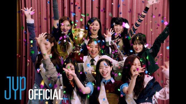 “10톤 차력쇼·10초 눈물” 트와이스, 10주년 유쾌한 장기자랑 공개