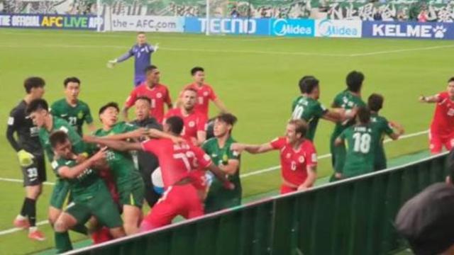 축구가 갑자기 난투극으로…관중은 물병 투척까지 ‘난장판’