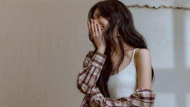 수지, 가을 감성 담은 화보 공개…데님부터 가죽까지 완벽 소화