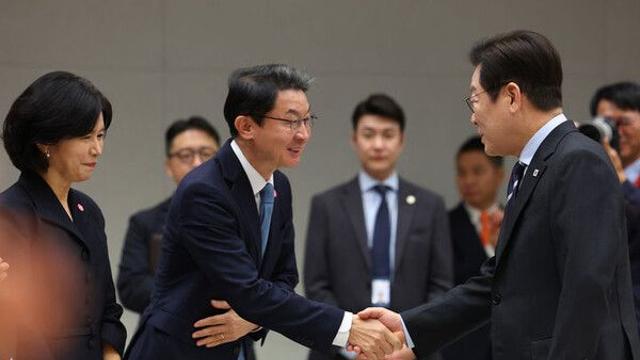 李 