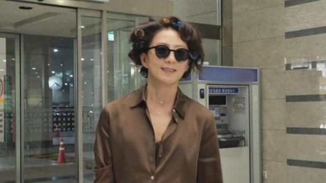 김희애, 머리에 헤어롤 주렁주렁…'놀뭐' 출근길 포착