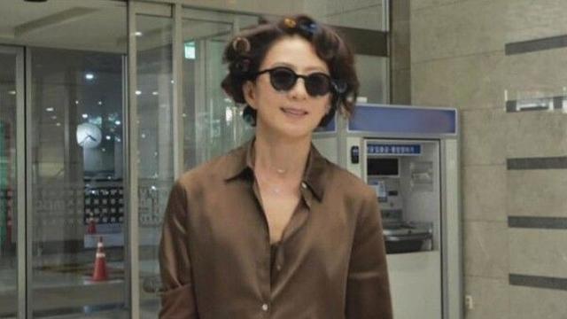 김희애, 헤어롤 주렁주렁…출근길 '시선 강탈'
