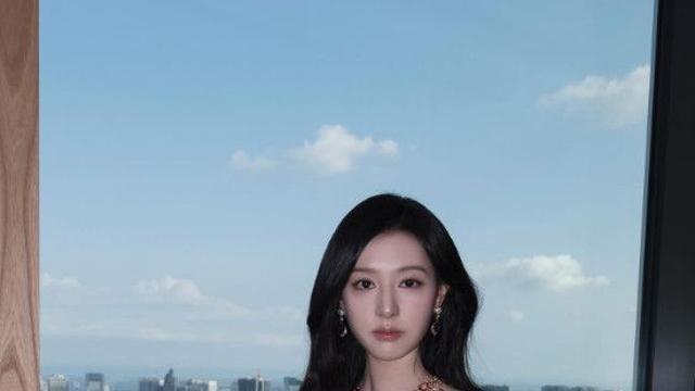 김지원, 명품 주얼리보다 빛나는 우아한 비주얼…'고혹적인 자태' 눈길