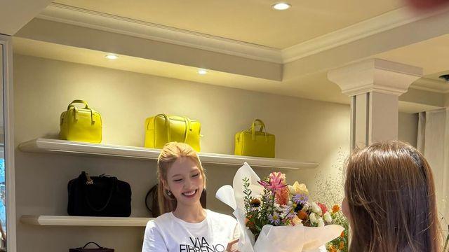레드벨벳 조이, 블랙 앤 화이트 룩으로 전한 환한 미소