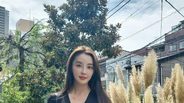 정유미, 블랙 원피스로 담아낸 우아한 데이타임 무드