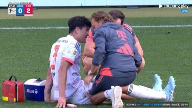 [속보] '이럴 수가' 김민재, 철벽 수비 선보이다가 부상 OUT...왼쪽 종아리 고통 호소 (후반 진행)