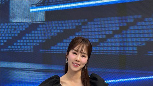 노윤주 아나운서, 퍼프 소매와 허리 셔링에 시스루 텍스처를 더해