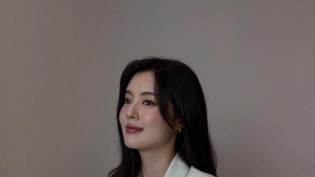 이선빈, 화이트 재킷과 데님 팬츠로 완성한 ‘직장인들2’ 세련된 출근룩