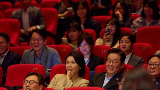 이재명 대통령 부부, 부산국제영화제 상영작 ‘극장의 시간들’ 관람