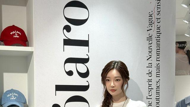 이시안, 화이트 플리츠 스커트로 완성한 청량한 캐주얼 무드