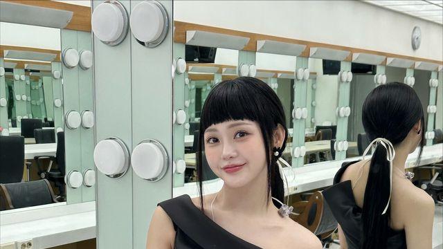 트롯바비 홍지윤, 블랙 원숄더 드레스로 담은 우아한 순간
