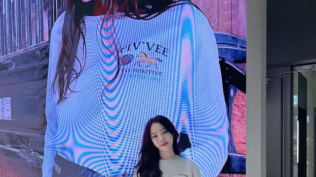 고우리의 가을 교복, 베이지 미니스커트로 완성한 하이틴 무드