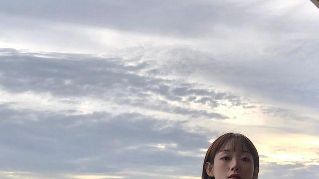 부산 바다도 압도! 이유미, 크롭 블랙 재킷으로 완성한 시크 카리스마