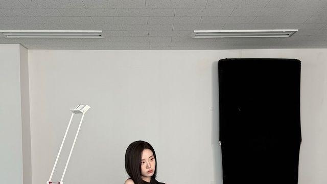 신시아, 올블랙 미니드레스로 완성한 세련된 무드