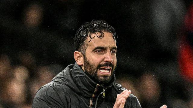 “교황 와도 전술 안 바꿔” 맨유, 10대10 대결서 첼시에 2-1 승리