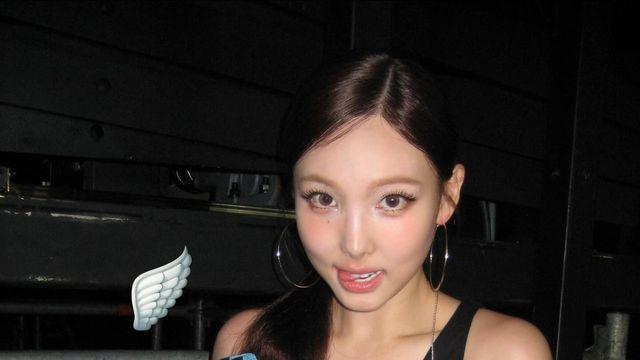 트와이스 나연, 록 무드 크롭톱과 레오파드 스커트로 무대 뒤 빛낸 스타일