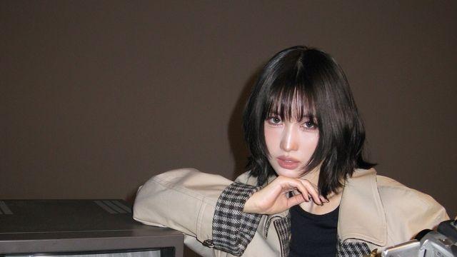 트와이스 모모, 빈티지 감성의 트렌치 코트로 완성한 레트로 무드