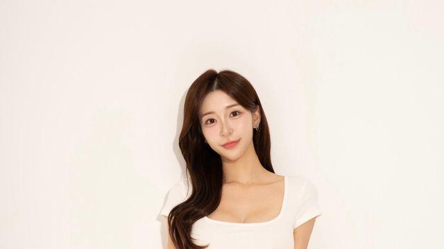 넥 라인 강조 티셔츠+하이웨이스트 데님... 김민지 아나운서, 클레비지와 레그 라인을 동시에 업그레이드