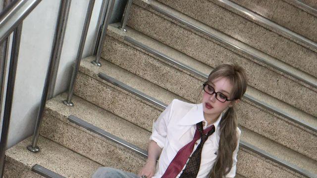 아이들 우기, 화이트 셔츠와 이중 타이 레이어링... 셔츠와 루즈핏 데님으로 완성한 보이시 감성