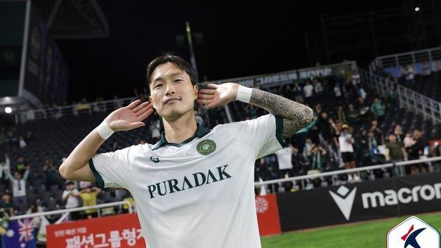[K리그2 라이브] “모든 축구 팬 존중해, 그러나 가족 건드리는 건 아니야”...김포 박동진의 소신 발언