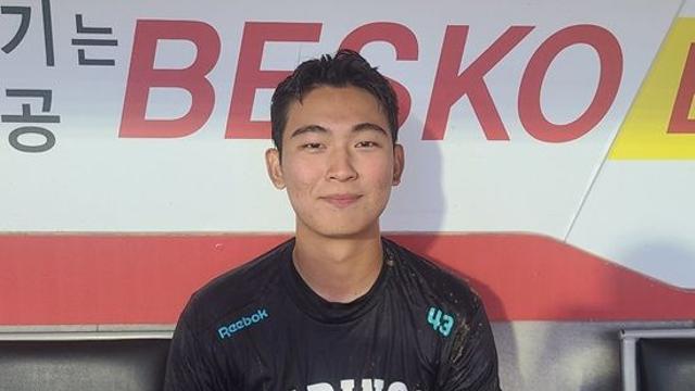 챔필 들썩인 '157km' 쾅쾅!…'1R 파이어볼러' 흙탕물 세례에도 행복→