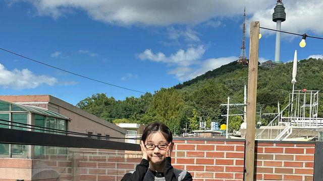 박소담, 일상도 화보처럼… 그레이 니트 베스트로 완성한 가을 꾸안꾸룩