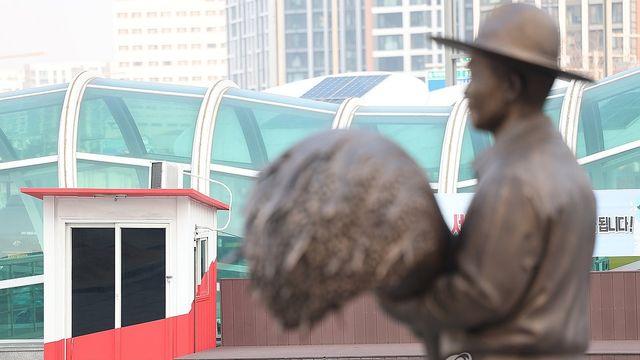 동대구역 박정희 동상에 행인이 계란 던져…경찰 수사