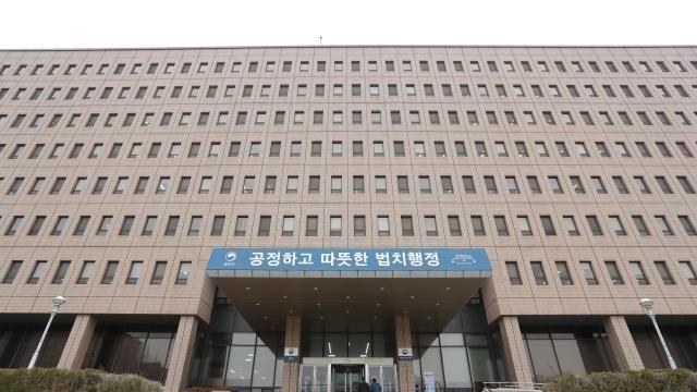 法務部、不法滞在外国人の集中取り締まり…4617人摘発後の強制退去措置