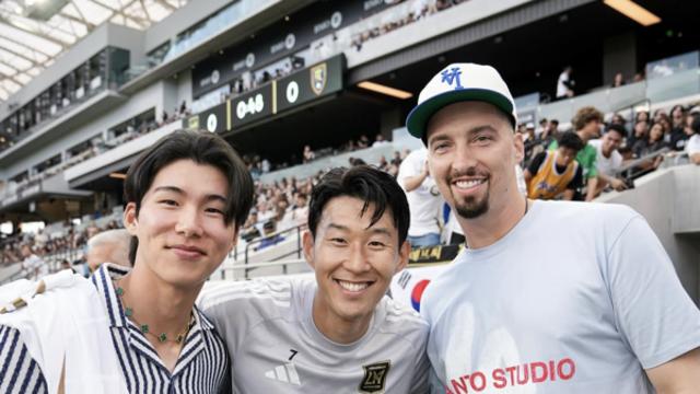 ‘LA다저스’ 김혜성 방문 기념 축포 쏜 손흥민! LAFC 홈구장 찾아 SON과 기념사진 ‘찰칵’