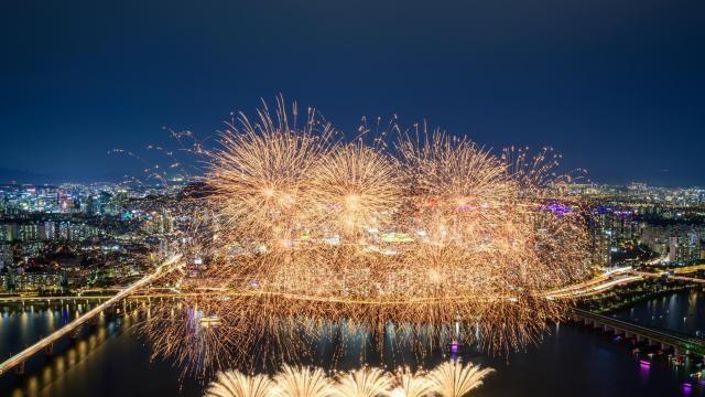 '여의도 불꽃축제 명당' LG전자, 임직원 위해 사옥 개방