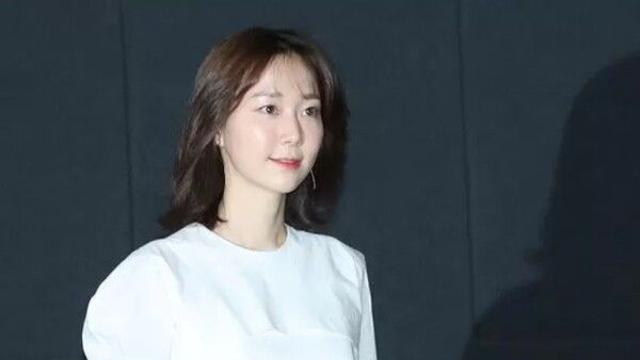 이유영, 출산 1년 만에 결혼식…비연예인 남편과 비공개 웨딩