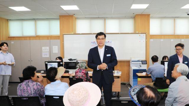 함양군 진병영 군수, 민생회복 소비쿠폰 2차 지급 첫날 현장 방문
