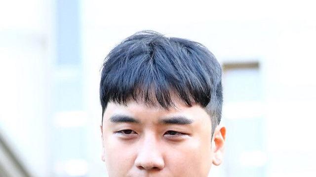 승리 근황 공개…흑백 사진 속 미소