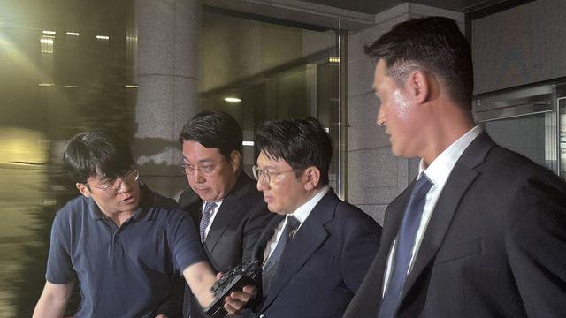 방시혁, 12시간 반 경찰 2차 조사 마쳐…굳은 얼굴로 묵묵부답